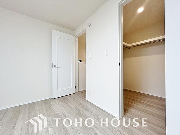 建物内部の収納には拘りました。共有部分に設けた収納。お荷物が多い方にも安心です。