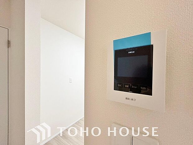 誰が来てもわかる様にモニター付きインターホンを設置。家事導線を考慮した個所に設置し、防犯性と利便性に優れ快適と安らぎを合わせた優しい設計。