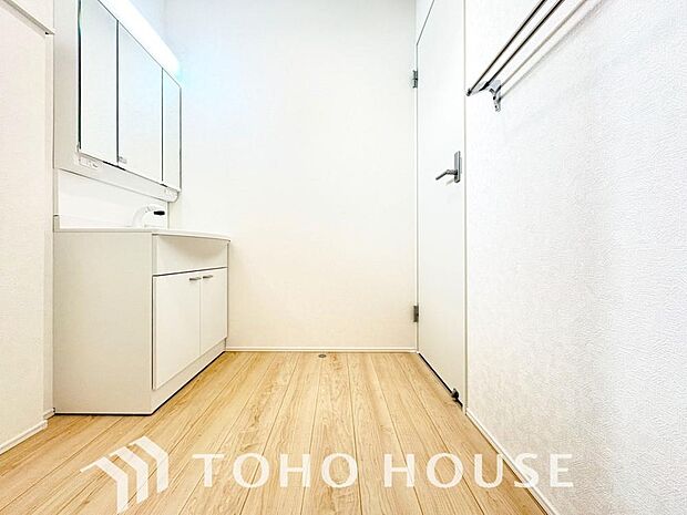 身だしなみのチェックがしやすい大きな鏡、下には収納がたっぷり。スッキリとした空間を演出いたします。