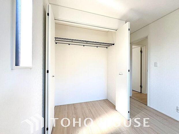 奥行きあるクローゼットを採用。衣装ケースや、掃除機といった物を収納できるような造りになっております。