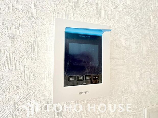 誰が来てもわかる様にモニター付きインターホンを設置。家事導線を考慮した個所に設置し、防犯性と利便性に優れ快適と安らぎを合わせた優しい設計。