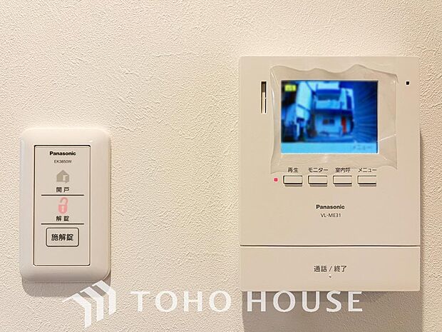 誰が来てもわかる様にモニター付きインターホンを設置。家事導線を考慮した個所に設置し、防犯性と利便性に優れ快適と安らぎを合わせた優しい設計。