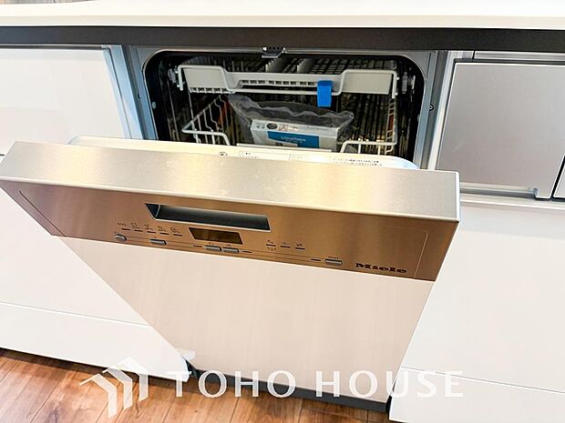 「ビルトインタイプ食器洗乾燥機」通常の手洗いでは使用出来ないほど高温のお湯や高圧水流を使うことにより汚れを効果的に落とすことができる。