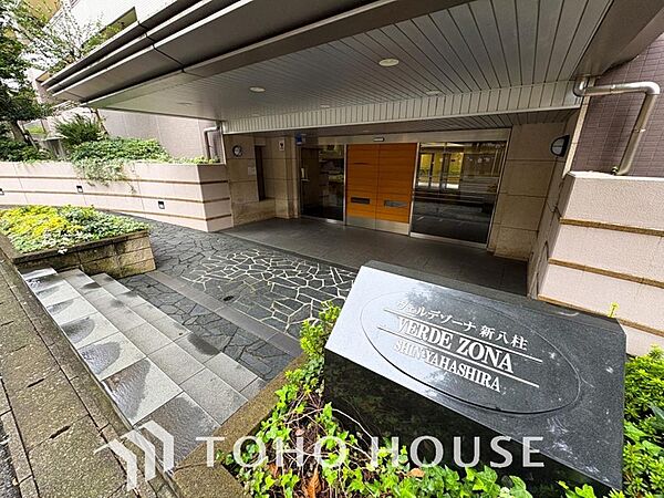 重厚感溢れるエントランスはマンションの一つの特徴でもあります。風格漂う佇まいが住まう人の誇りを満たし、訪れる人々を優しく迎える洗練された空間です。日々の暮らしに確かなステータスと安心感をプラスします。