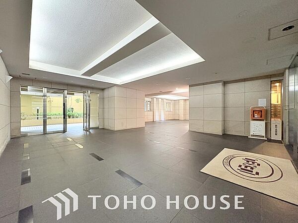 街の環境と住む人の暮らしを第一に考え、そこでしかできないロビーを作り出したこだわり。洗練されたデザインと快適性が美しく調和する空間が、住まう人の日常へ優雅な休息と上質な癒やしの時間を常にもたらします。