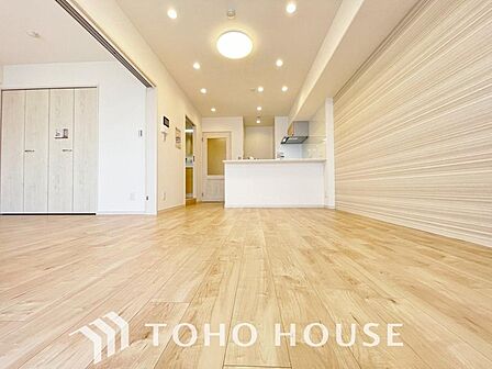 作業スペースを広く確保した対面キッチン。夫婦揃って立ってもスムーズに調理ができる、ゆとりある広さが魅力です。リビングを見渡せる開放感と快適な動線を両立し、毎日の料理をより楽しく特別な時間へと変えます。