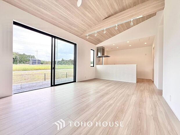 光が注がれる青い空から鮮やかに赤色にゆっくりと染まる。そんな優しい時間がここでは流れてゆく。