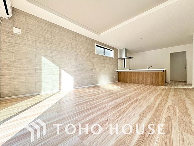 広々としたLDKは、家族が自然に集まりやすく、一緒に過ごす時間を楽しめる工夫が施されています。陽光が差し込む開放的な空間で、自然と会話が弾み笑顔が溢れます。心地よい団らんを育む、こだわり満載の住まい。