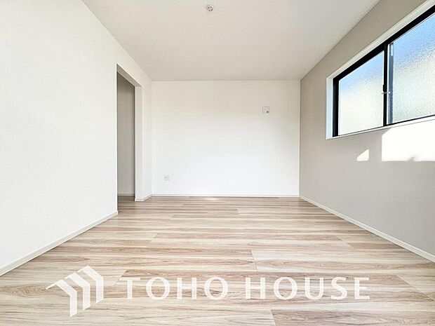 お子さまの心と身体を見守る子供部屋として、小さな自立心を育むお部屋作りを見越してご覧下さい。成長に合わせてレイアウトを変更しやすく、のびのびと過ごせる設計に。将来の夢や個性を豊かに育む安心の空間です。