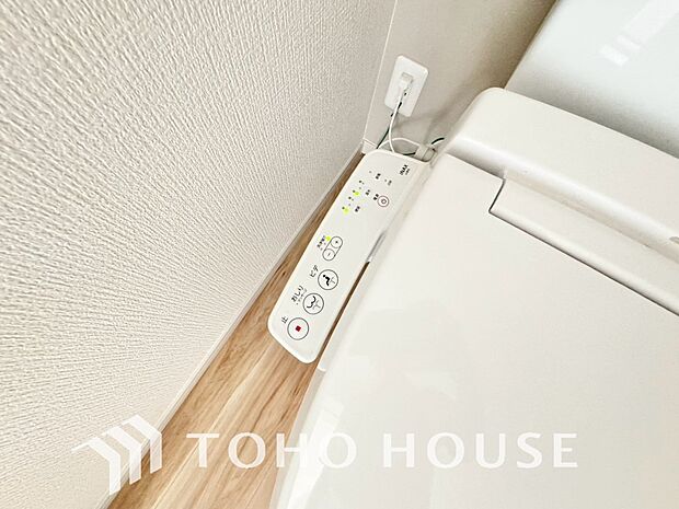 寒い冬でも快適な温水洗浄便座を完備。便座カバーを使わずに済むため、衛生面が気になる方も安心です。日々のお手入れがしやすく、清潔な状態を維持できます。いつでも温かい便座が毎日の快適な暮らしを支えます。
