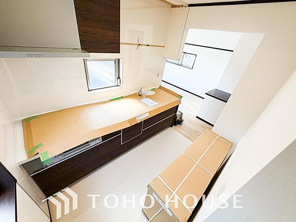美しく使いやすいキッチン空間。優しい温もりを醸し出すキッチンは、料理のための配慮を随所に注ぎました。作業動線を考えた収納やお手入れしやすい素材を採用し毎日の家事を快適にサポートするこだわりの設計です。
