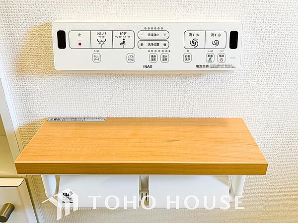 毎日使うトイレには快適な温水洗浄便座を完備しています。清潔感のあるプライベート空間で日々の生活に心地よいゆとりをプラス。毎日の暮らしをさらに一段と快適にしてくれる、嬉しいこだわり設備仕様の住まいです。