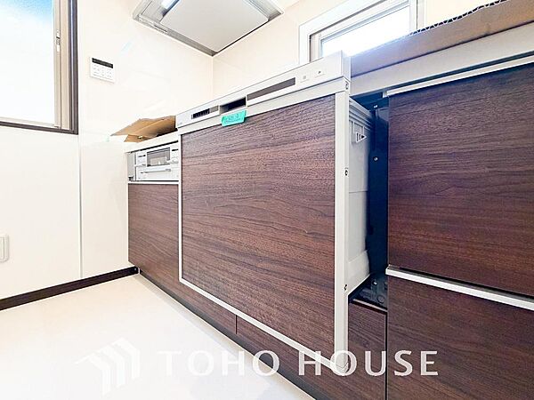 ビルトイン食器洗浄乾燥機付きのシステムキッチン。毎日の家事負担を大幅に軽減する、主婦・主夫に嬉しい設備です。手洗いよりも節水できるうえ高温乾燥で衛生面も安心。空いた時間を家族との団らんに充てられます。