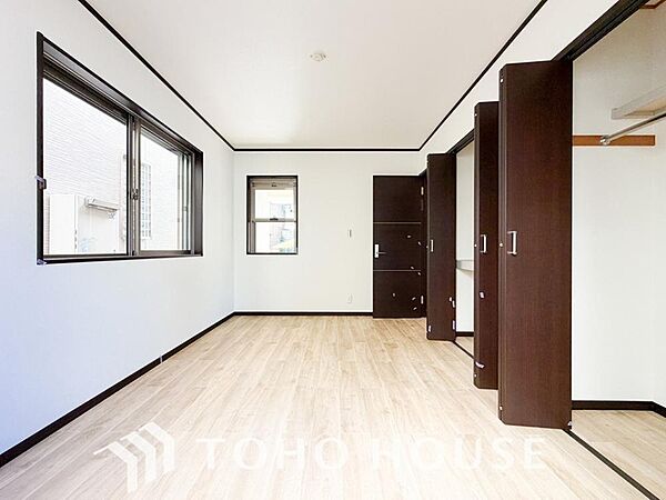 家具の配置がしやすい開放的な室内です。趣味の部屋としても十分な広さを確保しているため、自分好みの快適な空間作りを思いのままに楽しめます。毎日の暮らしをより豊かに彩ってくれる、自由度の高い間取りですね。