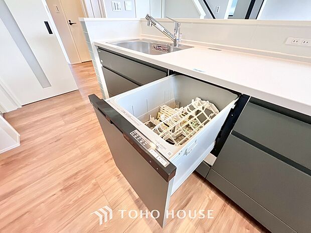 家事の時間を大幅に短縮できる便利な食器洗い乾燥機を完備。ビルトインタイプのため、キッチン周りをすっきりと美しく見せてくれます。手荒れを防ぎ、ゆとりの時間を生み出す先進設備を、ぜひ現地でお確かめ下さい。