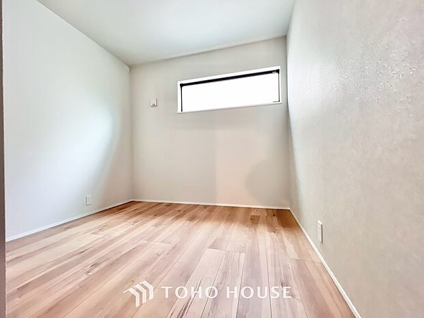 お子様の心と身体を見守る子供部屋。小さな自立心を育む工夫が施された空間設計です。将来の部屋割りや成長に伴う模様替えなども見据え、ご家族の明るい未来をイメージしながら魅力あふれる現地をぜひご覧ください。