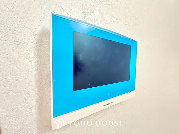 「見える安心」を実現するＴＶモニター付きインターホンを設置。来訪者の顔を室内から一目で確認できるため、防犯性が高く、お子様の留守番時も安心です。家族の安全を守る確かな配慮を、ぜひ現地でお確かめ下さい。