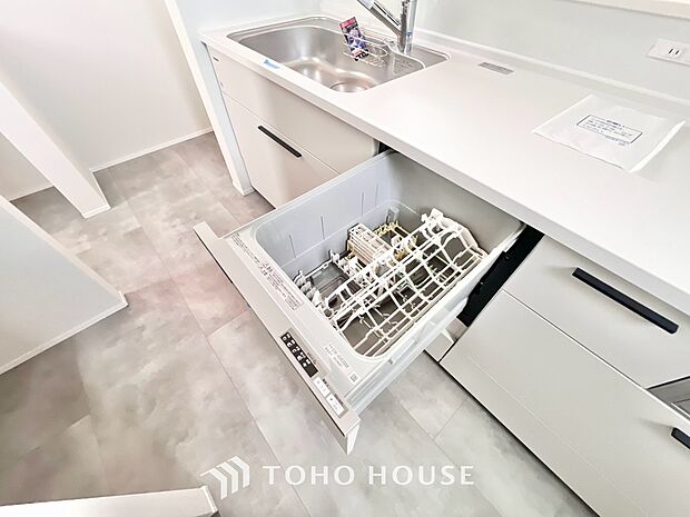 家事の時間を大幅に短縮できる便利な食器洗い乾燥機を完備。ビルトインタイプのため、キッチン周りをすっきりと美しく見せてくれます。手荒れを防ぎ、ゆとりの時間を生み出す先進設備を、ぜひ現地でお確かめ下さい。