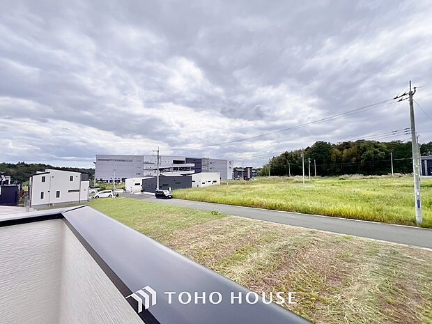 豊かな眺望にふさわしい空間には、優れた通風と採光により、心地よい光と風があふれています。圧倒的な開放感と、四季の移ろいを肌で感じる贅沢な住み心地。この地ならではの特別な情景を、ぜひ現地でご体感下さい。