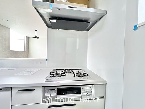 静音性や省エネ性に優れ、デザインもスタイリッシュな最新レンジフード。効率的な換気で料理を快適にし、面倒なお手入れの手間も省けます。空間を美しく、引き締める洗練された機能美を、ぜひ現地でお確かめ下さい。