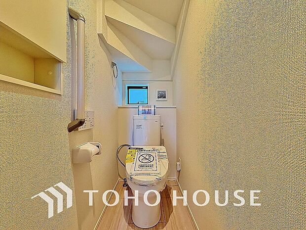 十分な広さと清潔感のあるカラーで纏まったおトイレ。時間に余裕とゆとりを持たせます。