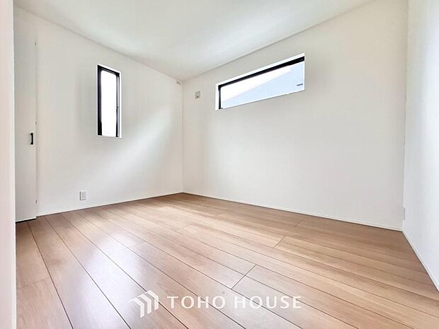 心と体をゆったりと安らげる主寝室。寝室のゆとりが大きい分だけ、日々の暮らしの安らぎはより深まります。一日の疲れを心地よく癒やし、贅沢なプライベートタイムを穏やかに過ごせる、広々とした快適な空間ですね。