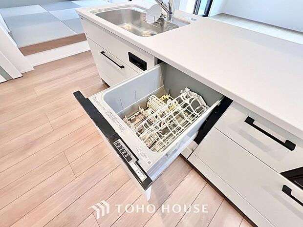 ビルトイン食器洗浄乾燥機付きのシステムキッチン。毎日の家事負担を大幅に軽減する、主婦・主夫に嬉しい設備です。手洗いよりも節水できるうえ高温乾燥で衛生面も安心。空いた時間を家族との団らんに充てられます。
