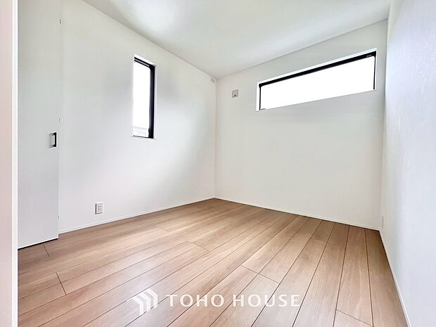 白を基調とした室内は、明るい住空間を造り出すだけでなく清潔感をもたらしてくれます。どんな家具とも合わせやすく、お好みのインテリアで自分らしい空間演出を楽しめるのも、白をベースにした間取りの魅力ですね。