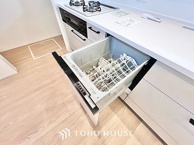 ビルトイン食器洗浄乾燥機付きのシステムキッチン。毎日の家事負担を大幅に軽減する、主婦・主夫に嬉しい設備です。手洗いよりも節水できるうえ高温乾燥で衛生面も安心。空いた時間を家族との団らんに充てられます。