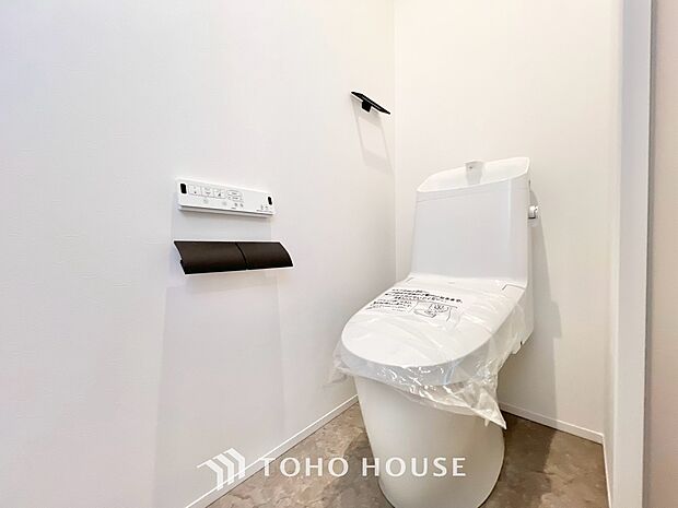 毎日使うトイレには快適な温水洗浄便座を完備しています。清潔感のあるプライベート空間で日々の生活に心地よいゆとりをプラス。毎日の暮らしをさらに一段と快適にしてくれる、嬉しいこだわり設備仕様の住まいです。