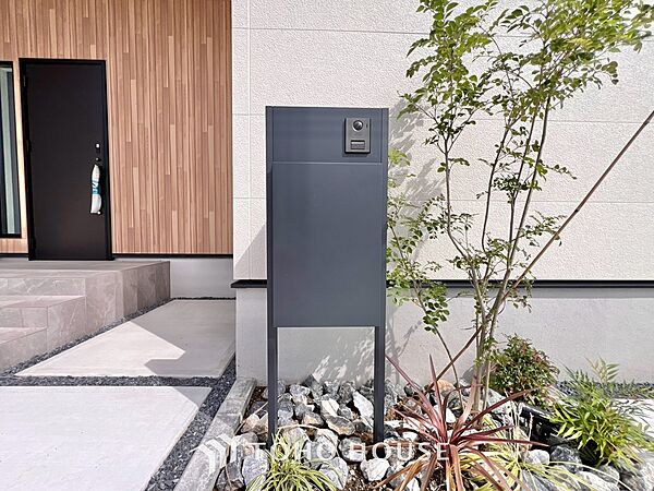 宅配ボックスは、ネットショッピングなどによる小型のお届け物の受け取りに大変便利です。不在時でも荷物を受け取れるため再配達の手間がなく、日々の暮らしに快適さとゆとりをプラスする、嬉しい高機能な設備です。