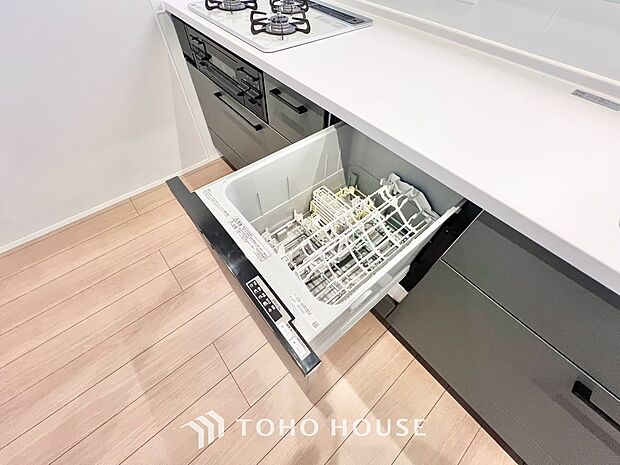 ビルトイン食器洗浄乾燥機付きのシステムキッチン。毎日の家事負担を大幅に軽減する、主婦・主夫に嬉しい設備です。手洗いよりも節水できるうえ高温乾燥で衛生面も安心。空いた時間を家族との団らんに充てられます。