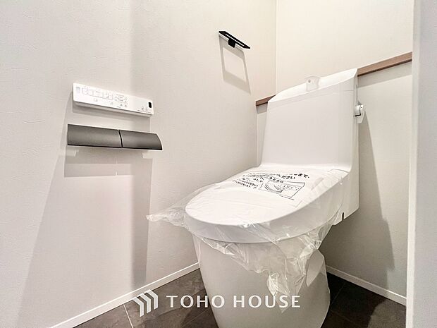 毎日使うトイレには快適な温水洗浄便座を完備しています。清潔感のあるプライベート空間で日々の生活に心地よいゆとりをプラス。毎日の暮らしをさらに一段と快適にしてくれる、嬉しいこだわり設備仕様の住まいです。