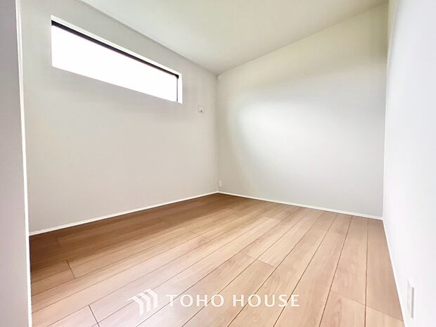白を基調とした室内は、明るい住空間を造り出すだけでなく清潔感をもたらしてくれます。どんな家具とも合わせやすく、お好みのインテリアで自分らしい空間演出を楽しめるのも、白をベースにした間取りの魅力ですね。