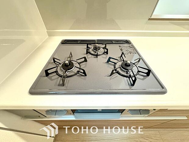 3口コンロは一度に複数のお料理を作ることができるメリットがあります。毎日のキッチンタイムを効率よく。主菜を炒めながら汁物を温め、もう一品も進行。手際よく品数を増やせ、忙しい毎日の夕食作りがスムーズに。