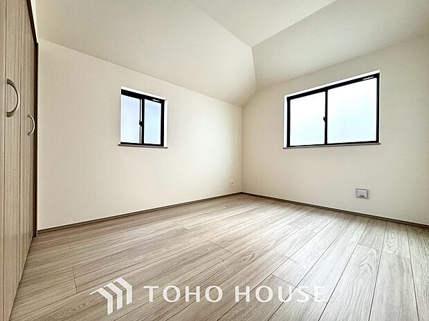 お子様の心と身体を見守る子供部屋。小さな自立心を育むお部屋作りを見越してぜひご覧ください。成長に合わせたレイアウト変更もしやすく、のびのびと過ごせる工夫が詰まった、家族の未来に寄り添う快適な空間です。