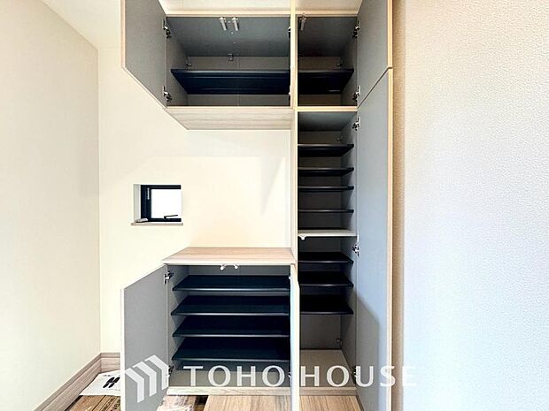 建物内部の収納にはとことん拘りました。特に、共有部分に設けた大型収納は、趣味の道具や季節物などお荷物がとても多い方でもスッキリ片付くため安心です。お部屋をいつも広く、綺麗に保てる嬉しい工夫が満載です。