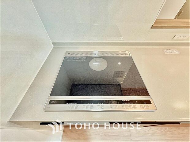 火を使わないので立ち消えなどの心配もなく安心。また、フラットなトッププレートはお手入れ簡単です。上昇気流が発生しにくいため油の飛び散りも防げ、汚れてもサッと拭くだけ。毎日の料理が安全で快適になります。