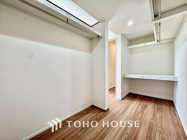 建物内部の収納にはとことん拘りました。特に、共有部分に設けた大型収納は、趣味の道具や季節物などお荷物がとても多い方でもスッキリ片付くため安心です。お部屋をいつも広く、綺麗に保てる嬉しい工夫が満載です。