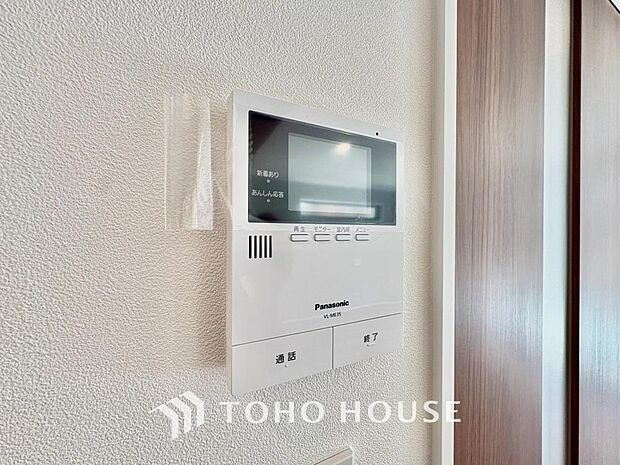 「見える安心」をカタチにしました。誰が来てもわかる様に、モニター付きインターホンを設置。来訪者を映像で確認できるため防犯性に優れ、日々の暮らしに確かな安心感をプラスする、家族に優しい住まいの設備です。