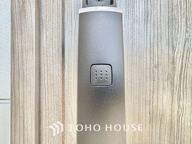 ICチップ内蔵のカードやボタン操作で、玄関扉の施錠・解錠ができるスマートキーを完備。鍵をポケットに入れたままボタンを押すか、カードをかざすだけで開閉するため、毎日の出入りが劇的にラクで快適になります。