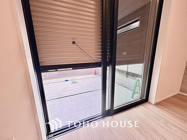 戸建には防犯機能付きシャッターを完備しています。寒い冬でも窓を開けずに、室内からラクラク開閉できるため、毎日の生活がとても便利で快適になります。冷気も入らず、防犯面でも非常に安心できる充実の設備です。