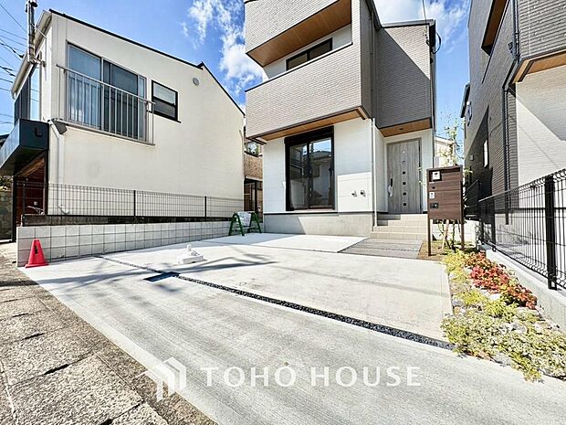 家のすぐ前に駐車場があるので、車の出入庫に時間がとられることもありません。荷物の多い日や雨の日のお買い物でもスムーズに家の中に運び込めるのが嬉しいポイント。毎日のフットワークが軽くなる快適な環境です。
