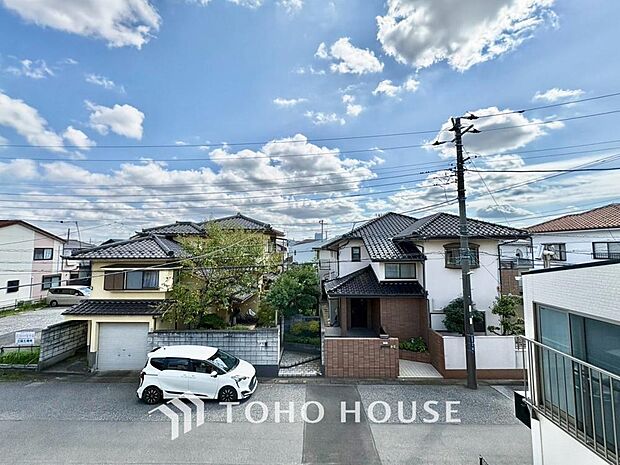 豊かな眺望にふさわしい空間は、通風・採光に優れ、心地よい光と風があふれています。明るい陽ざしが差し込む開放的なリビングとも繋がり、毎日の暮らしに上質な癒やしと特別な時間を届けてくれる素敵な住まいです。