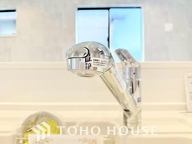ワンタッチで浄水と原水を切り替えできる浄水器一体型水栓は水道水に含まれる有害物質を除去してくれます。