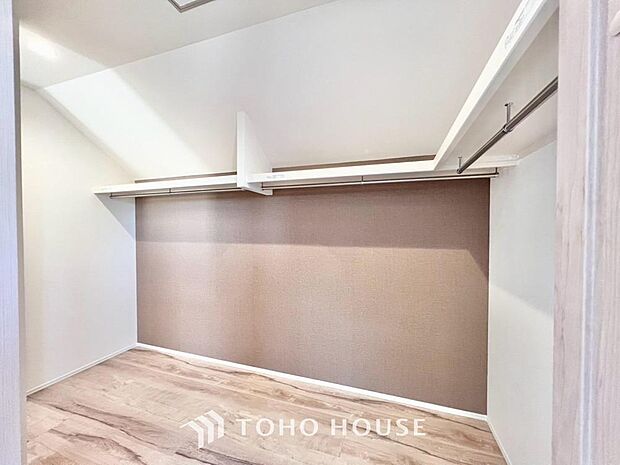 衣類から、季節物までたっぷりと収納できるウォークインクローゼットを完備。荷物を集約できるため、居室をいつでもスッキリと美しく保てます。毎日の着替えが楽しくなる、ゆとりの収納力を、ぜひ現地でご覧下さい。