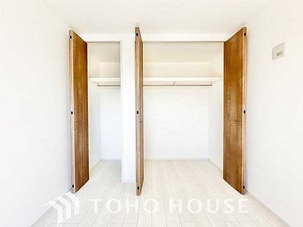 クローゼット完備で、家具配置がしやすいシンプルな居室。画像と現地では、お部屋の広さや天井高の開放感など、印象が大きく異なります。ぜひ現地に足を運んでいただき、ご自身の目で本当の魅力を確かめてください。