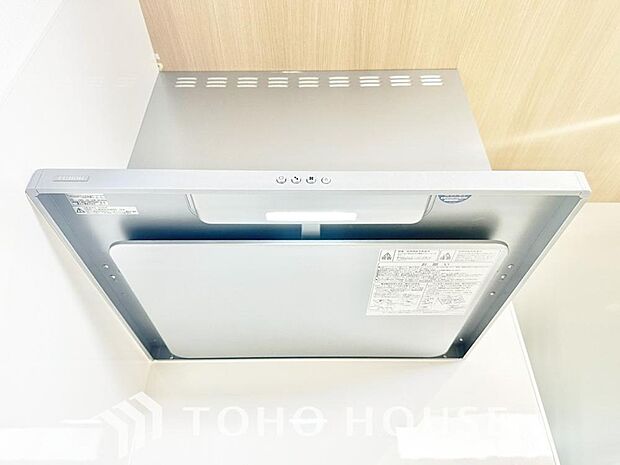 調理中の煙や臭いを、効率よく排出し、キッチン空間を清潔に保つレンジフード。リビングに臭いが広がるのを防ぎ、いつでも爽やかな空間をキープします。お料理の時間をより快適に、スマートにサポートする設備です。