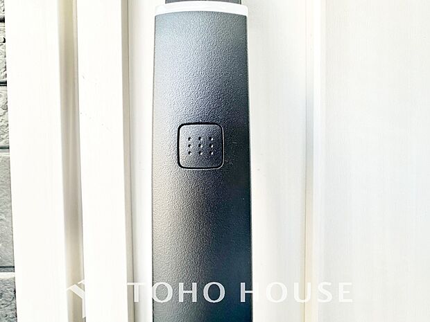 毎日の「施錠・解錠」がスマートになる電子錠・カードキーシステム。合鍵を作られにくく、ピッキングの手口が通用しないため、防犯対策に非常に効果的です。先進のセキュリティで、日々の暮らしに安心を提供します。