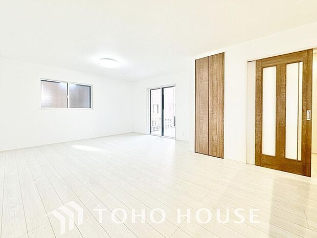 光と風が心地よい開放的なリビングは、自然と家族が集まる住まいの特等席です。家の中で一番明るく、使い勝手のよさにこだわった空間に仕上げています。家族みんながのびのびと過ごせる、開放感あふれる住まいです。
